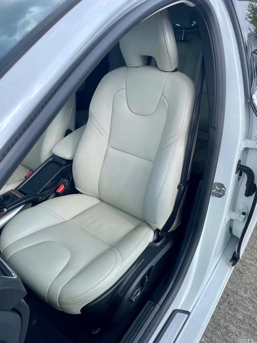 Volvo V40 Hatchback, Diesel, 2018, White