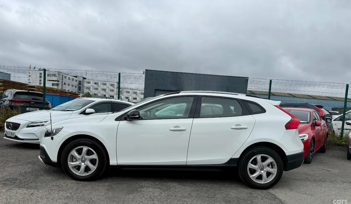Volvo V40 Hatchback, Diesel, 2015, White