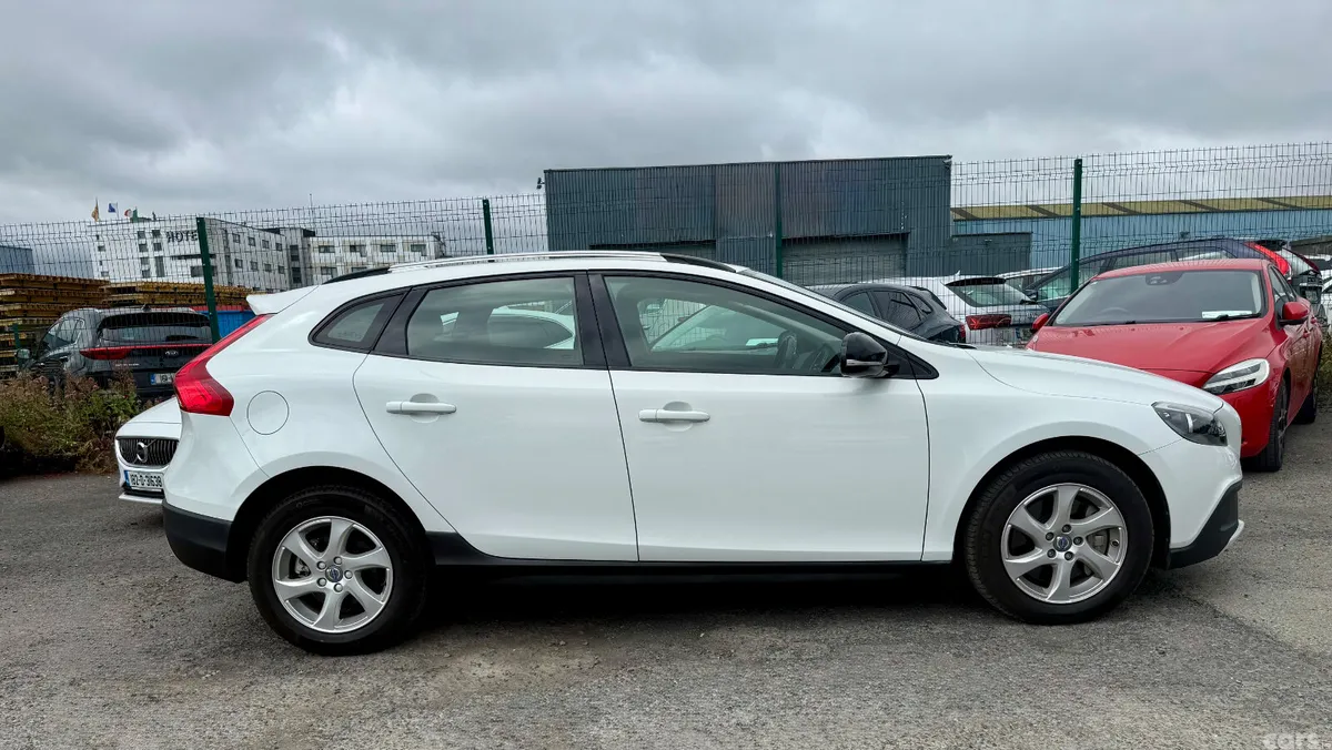 Volvo V40 Hatchback, Diesel, 2015, White