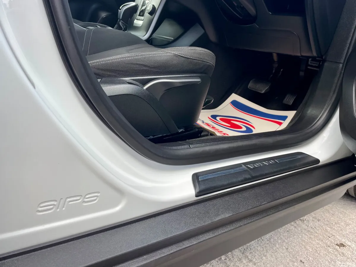 Volvo V40 Hatchback, Diesel, 2015, White