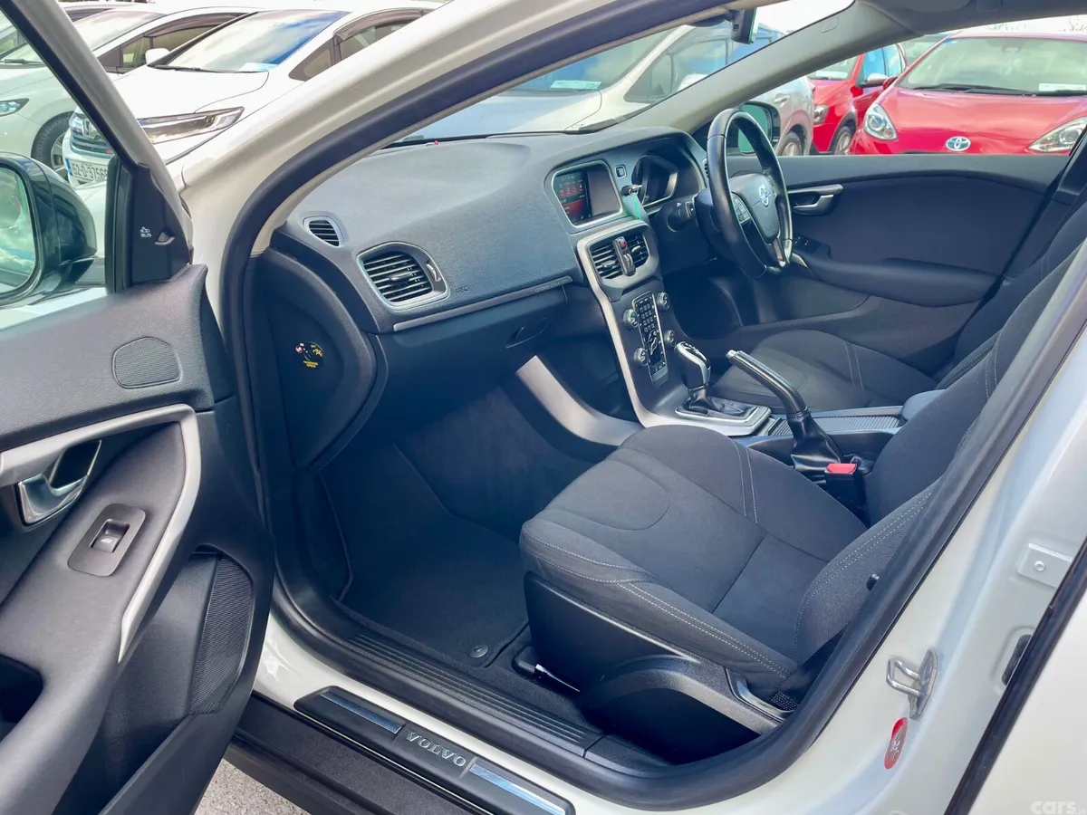 Volvo V40 Hatchback, Diesel, 2015, White
