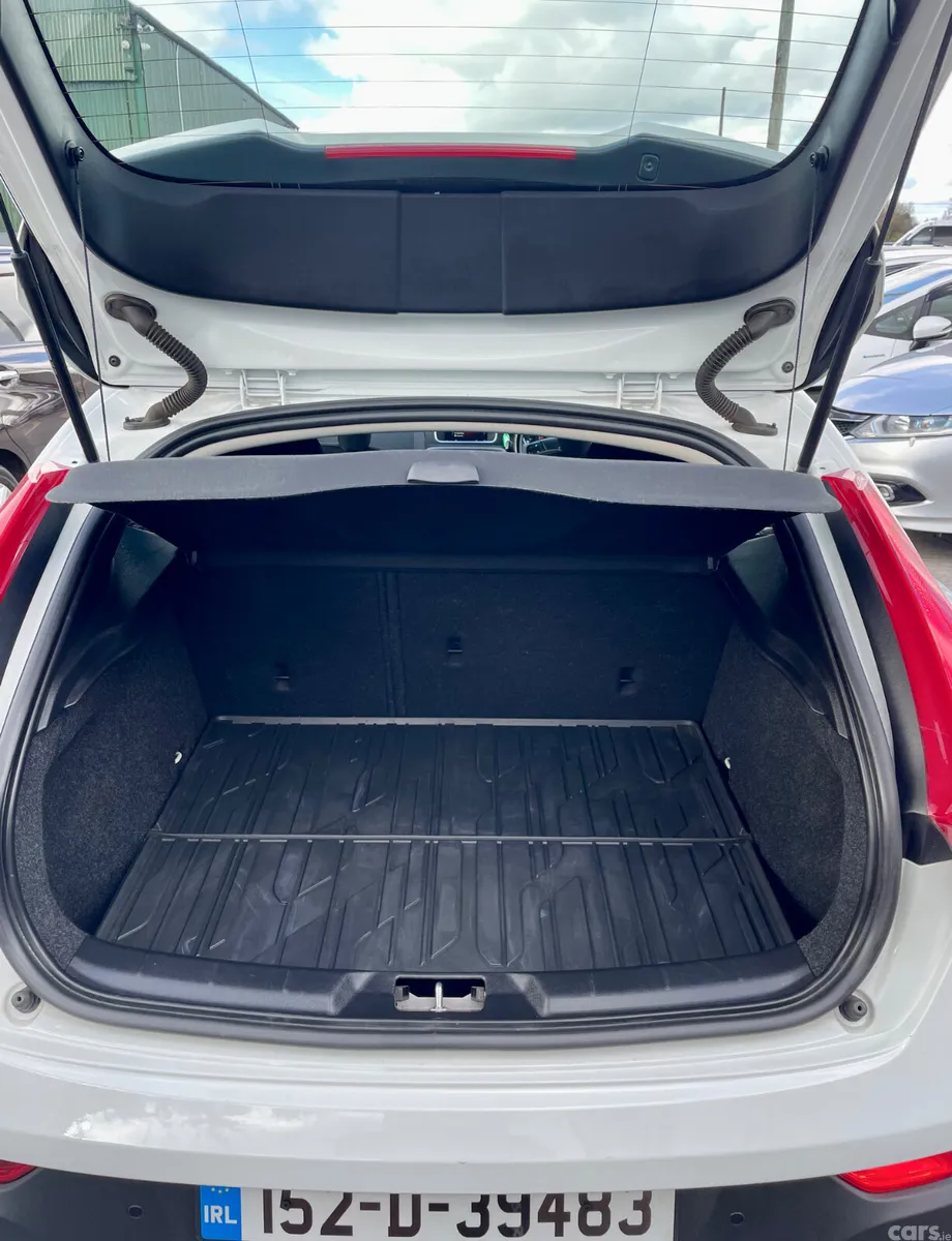 Volvo V40 Hatchback, Diesel, 2015, White