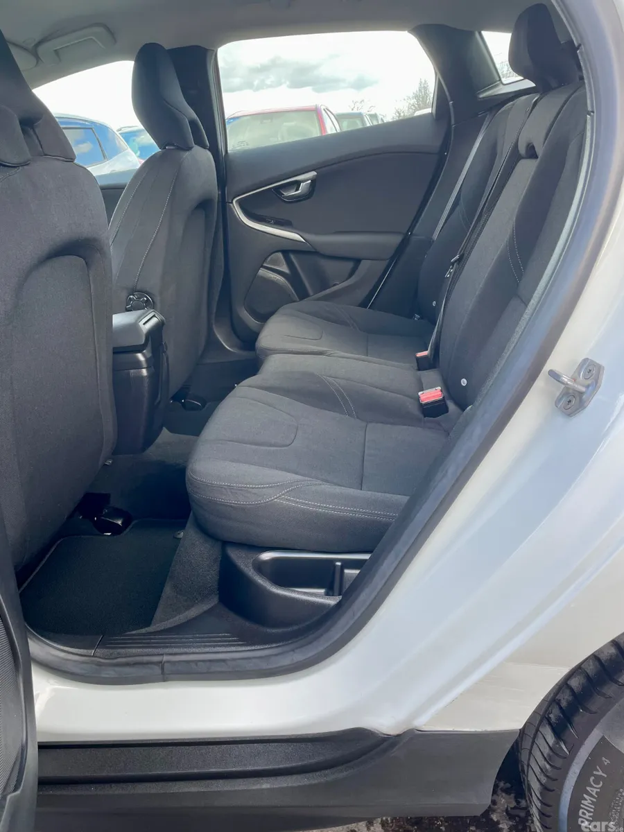 Volvo V40 Hatchback, Diesel, 2015, White
