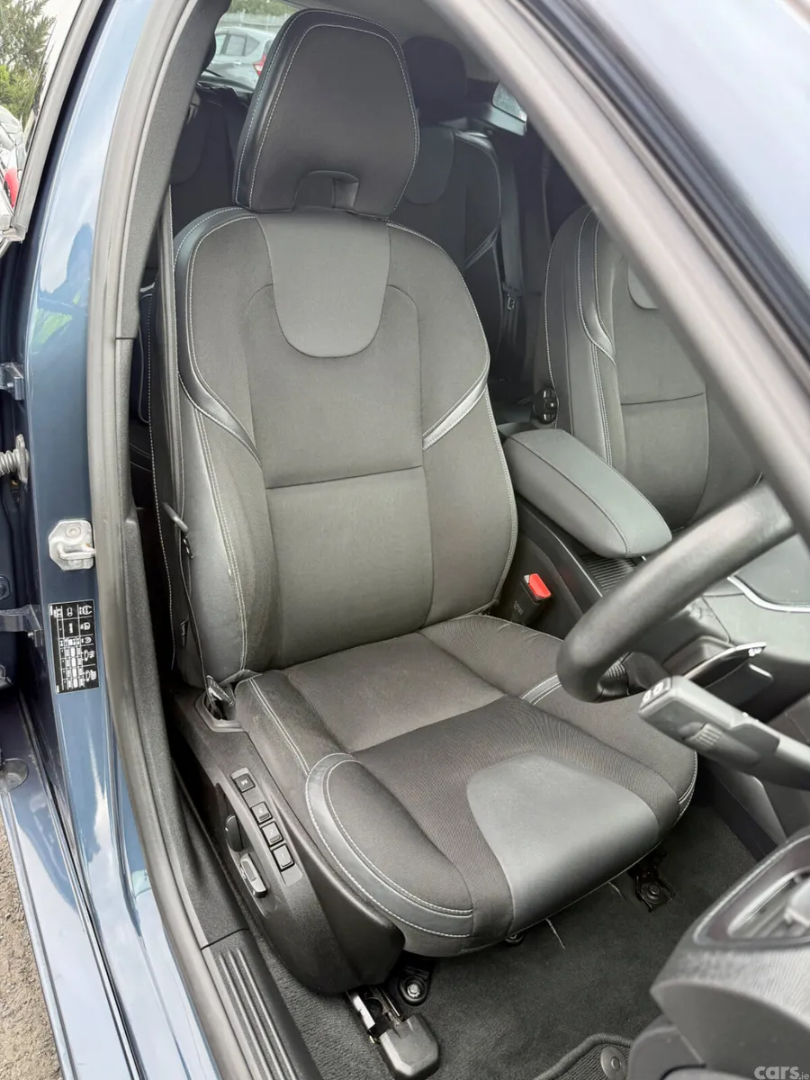 Volvo V40 Hatchback, Diesel, 2018, Blue