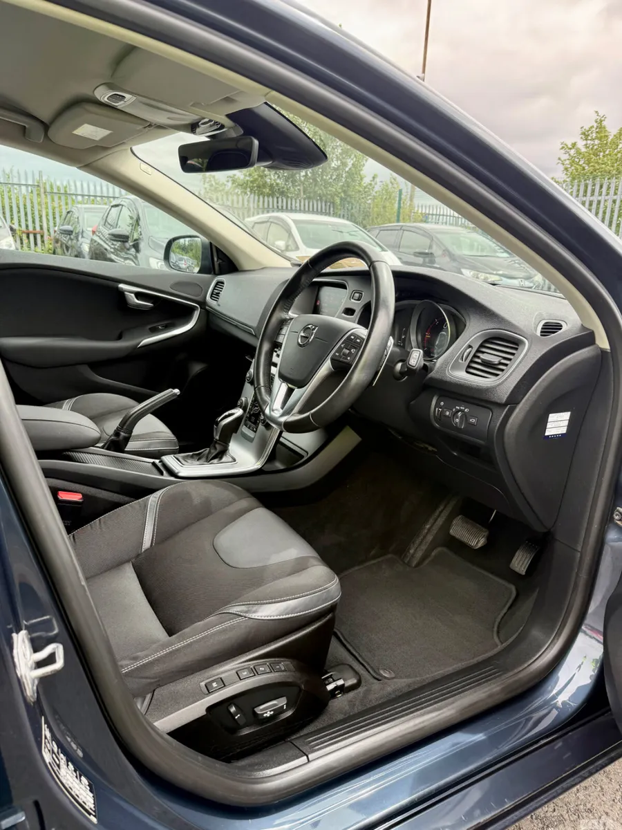 Volvo V40 Hatchback, Diesel, 2018, Blue