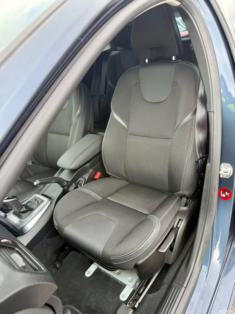 Volvo V40 Hatchback, Diesel, 2018, Blue