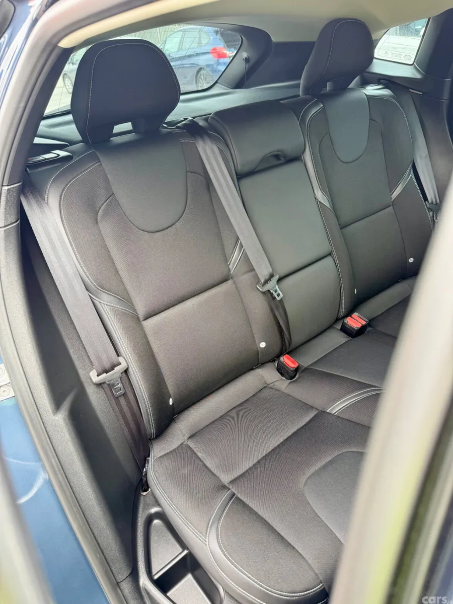 Volvo V40 Hatchback, Diesel, 2018, Blue