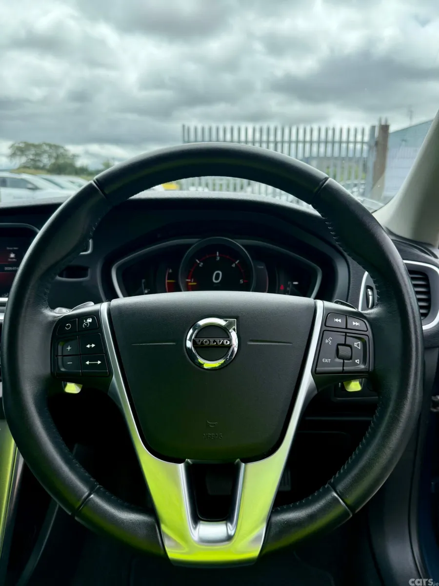 Volvo V40 Hatchback, Diesel, 2018, Blue