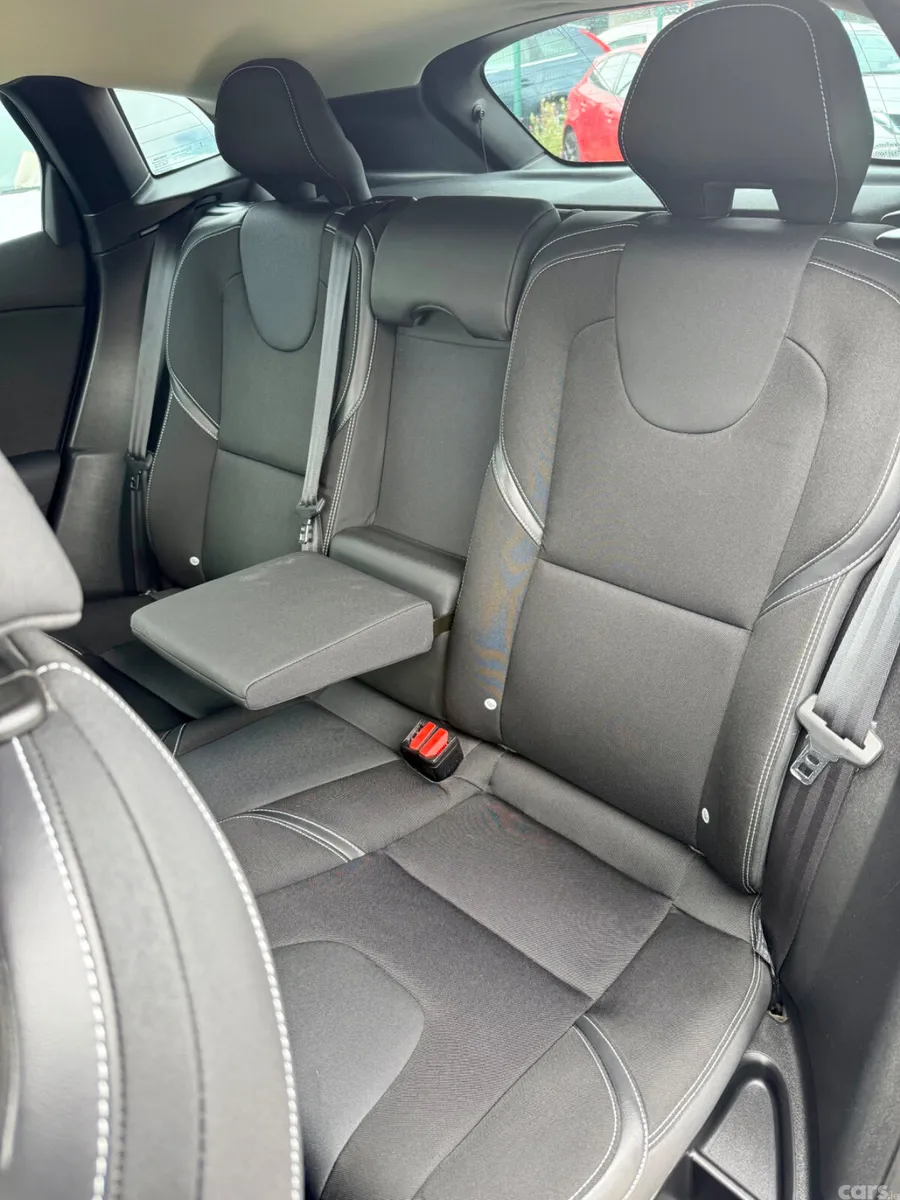 Volvo V40 Hatchback, Diesel, 2018, Blue