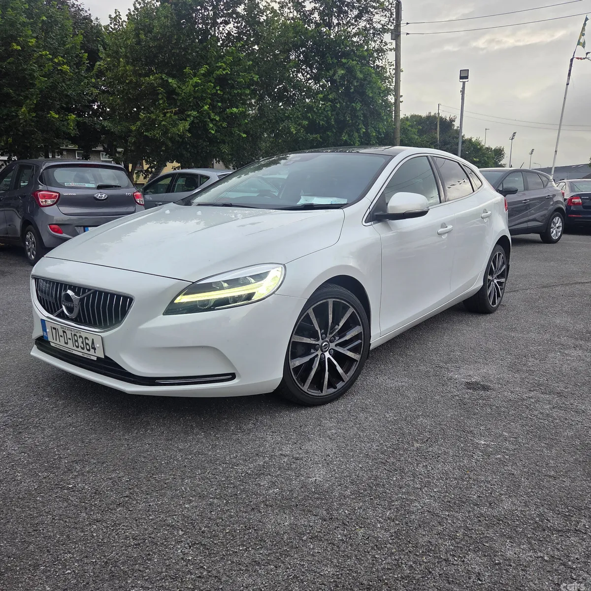 Volvo V40 Hatchback, Diesel, 2017, White