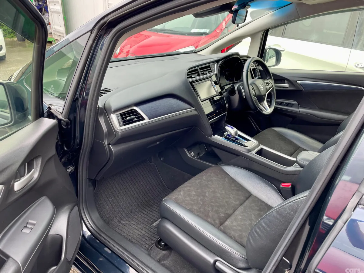 Honda Shuttle MPV, Petrol Hybrid, 2015, Blue