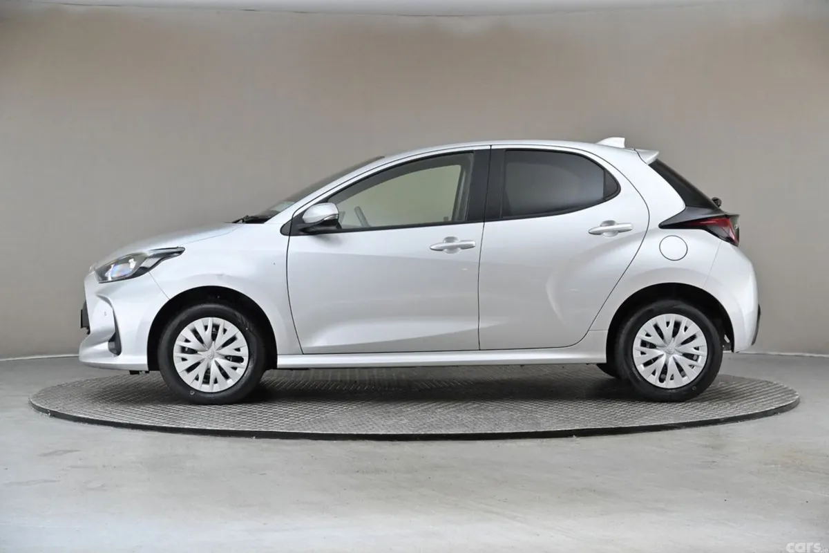 Toyota Yaris Hatchback, Petrol Hybrid, 2022, Silver