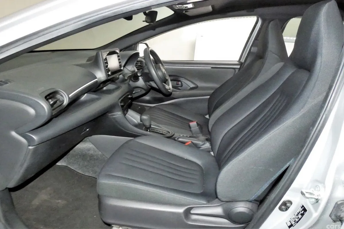 Toyota Yaris Hatchback, Petrol Hybrid, 2022, Silver