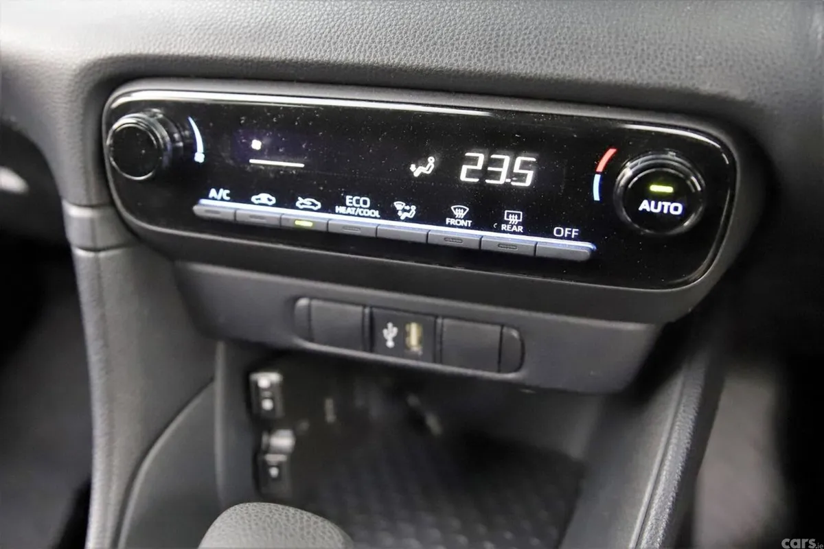Toyota Yaris Hatchback, Petrol Hybrid, 2022, Silver