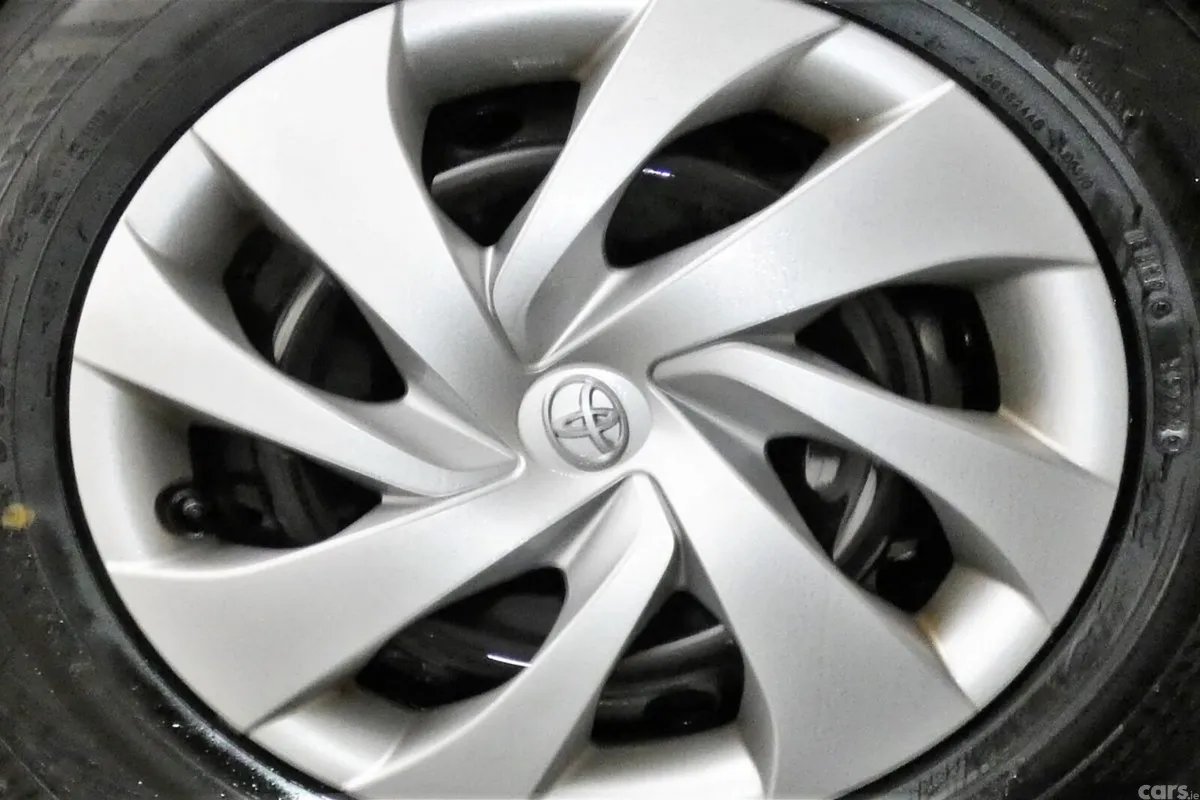 Toyota Yaris Hatchback, Petrol Hybrid, 2022, Silver