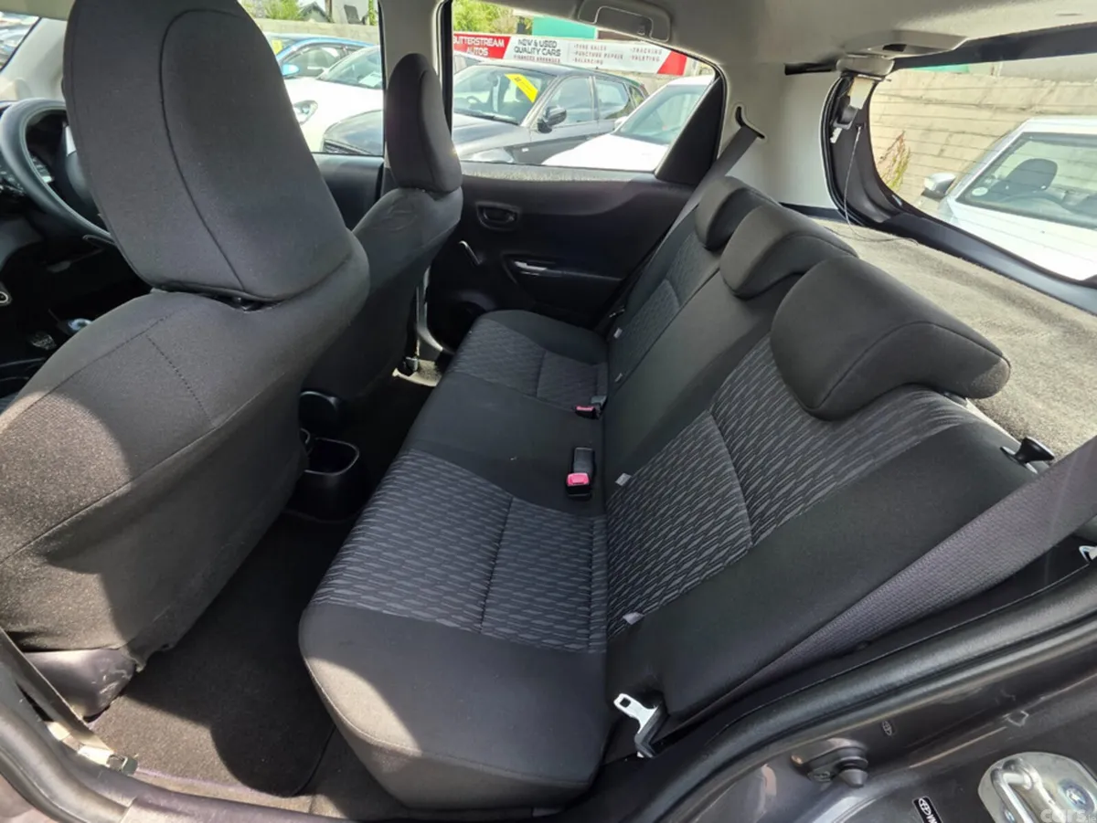 Toyota Yaris Hatchback, Petrol, 2014, Grey