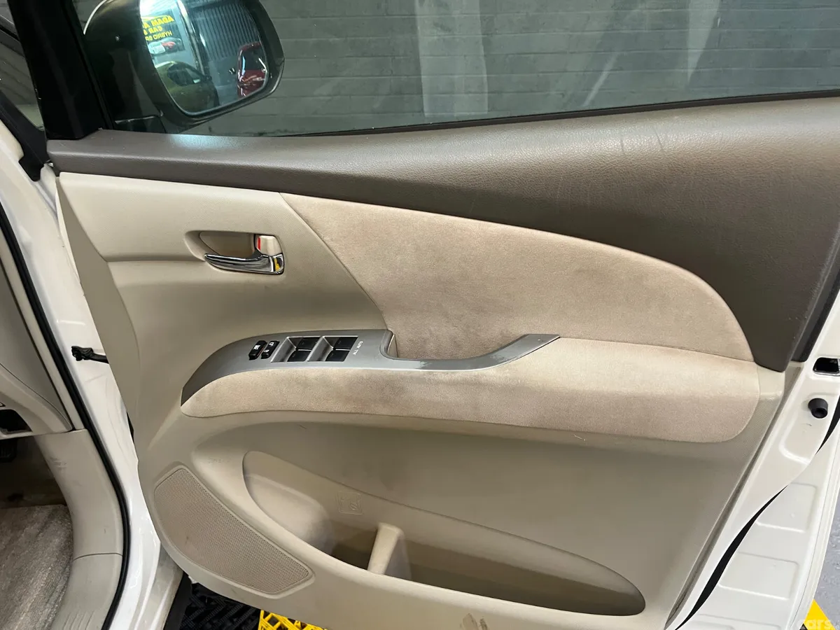 Toyota Estima MPV, Petrol Hybrid, 2011, White