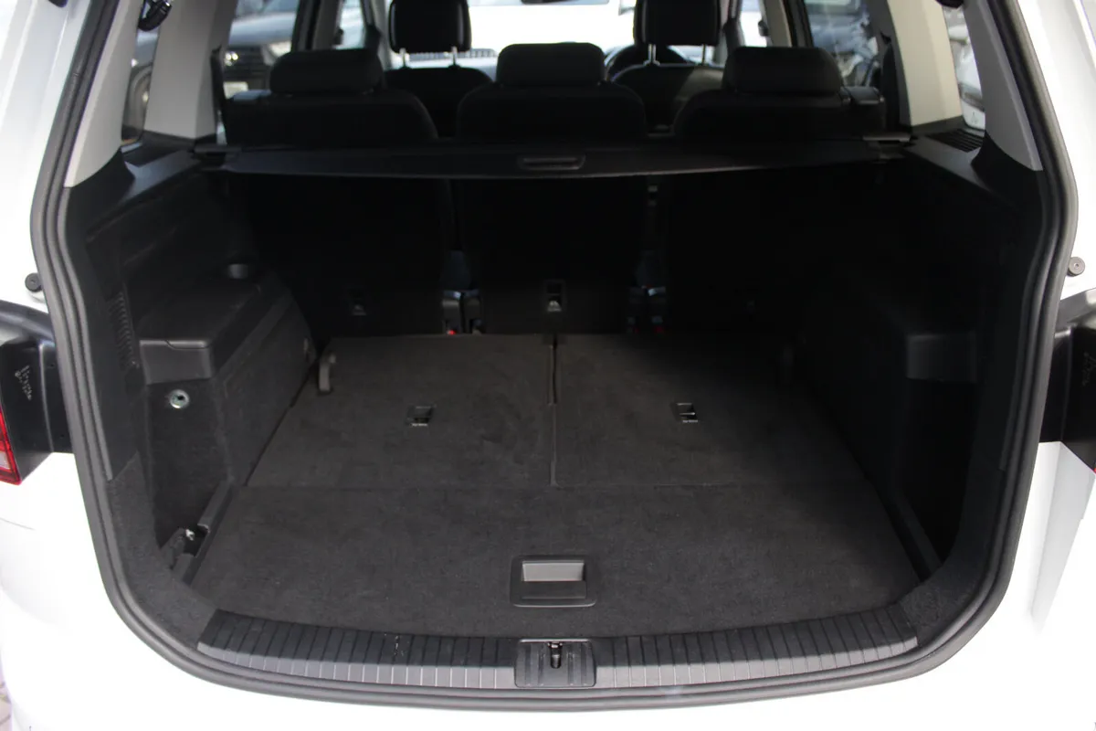 Volkswagen Touran MPV, Diesel, 2021, White