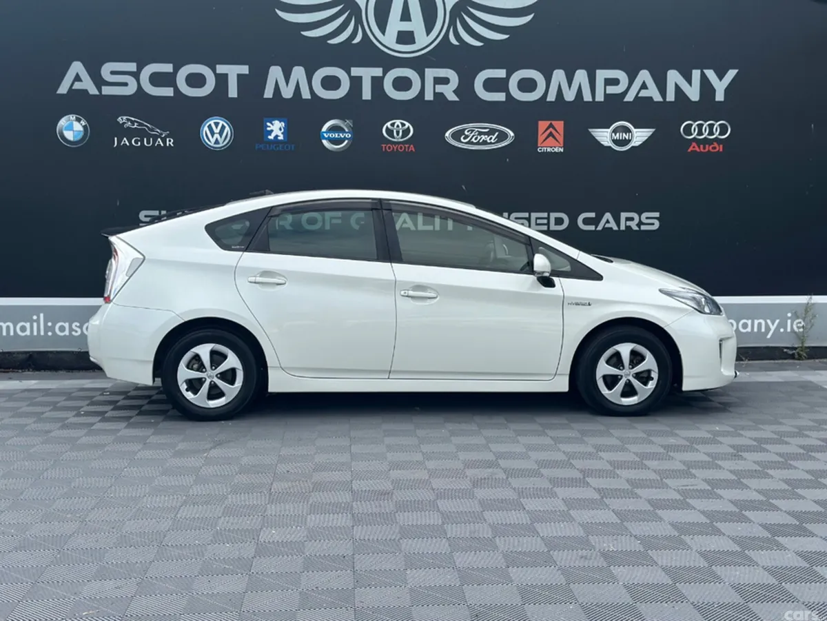 Toyota Prius Hatchback, Petrol Hybrid, 2015, White