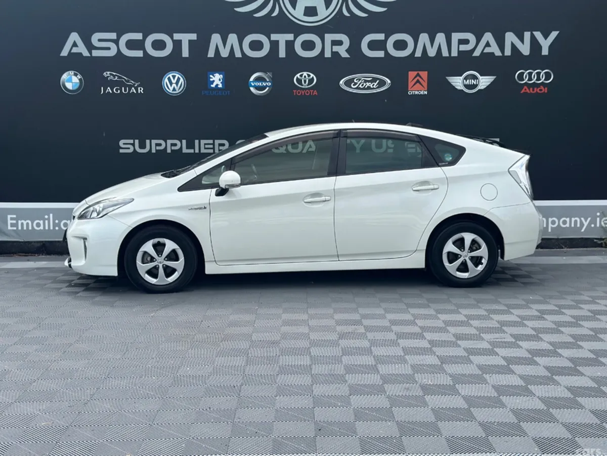 Toyota Prius Hatchback, Petrol Hybrid, 2015, White