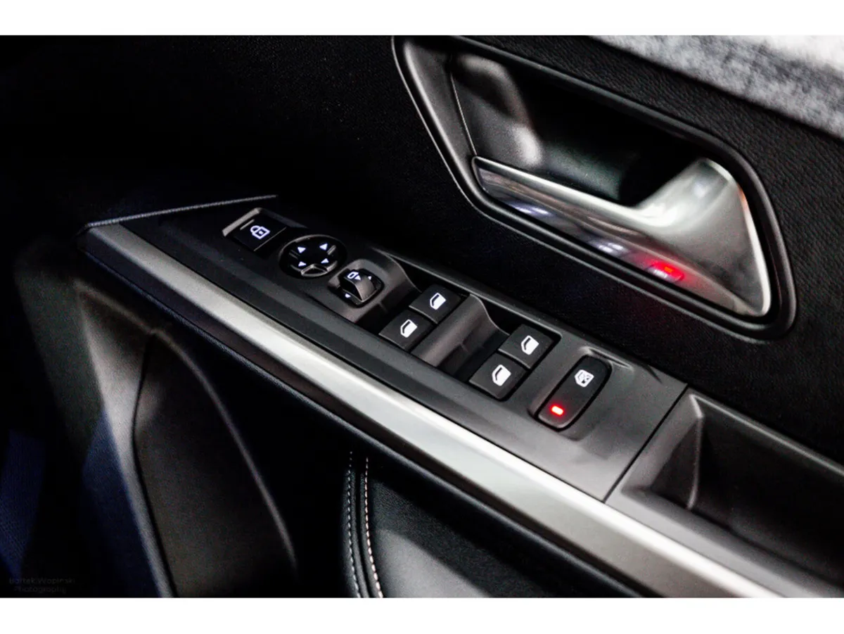 Peugeot 5008 SUV, Petrol Hybrid, 2026, Grey