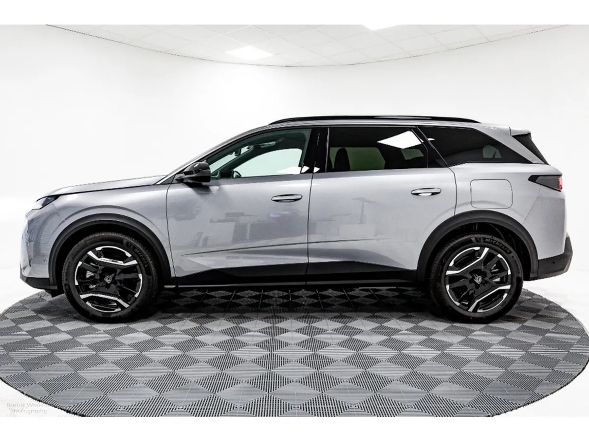 Peugeot 5008 SUV, Electric, 2026, Grey