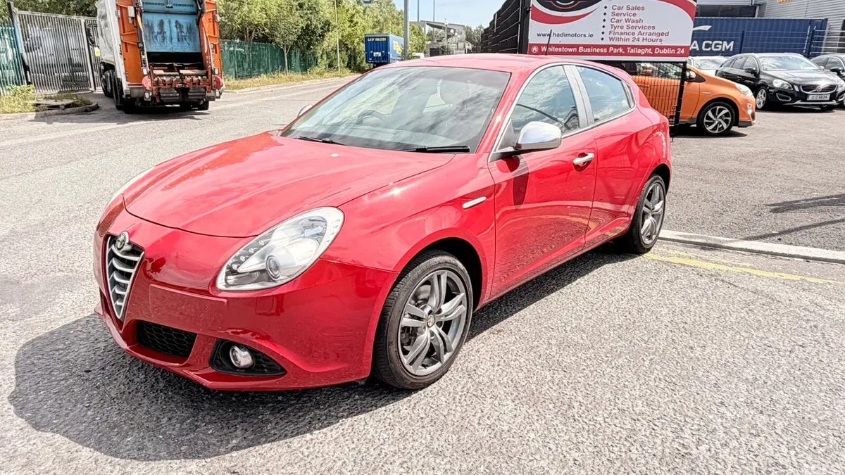 Alfa Romeo Giulietta Hatchback, Petrol, 2015, Red