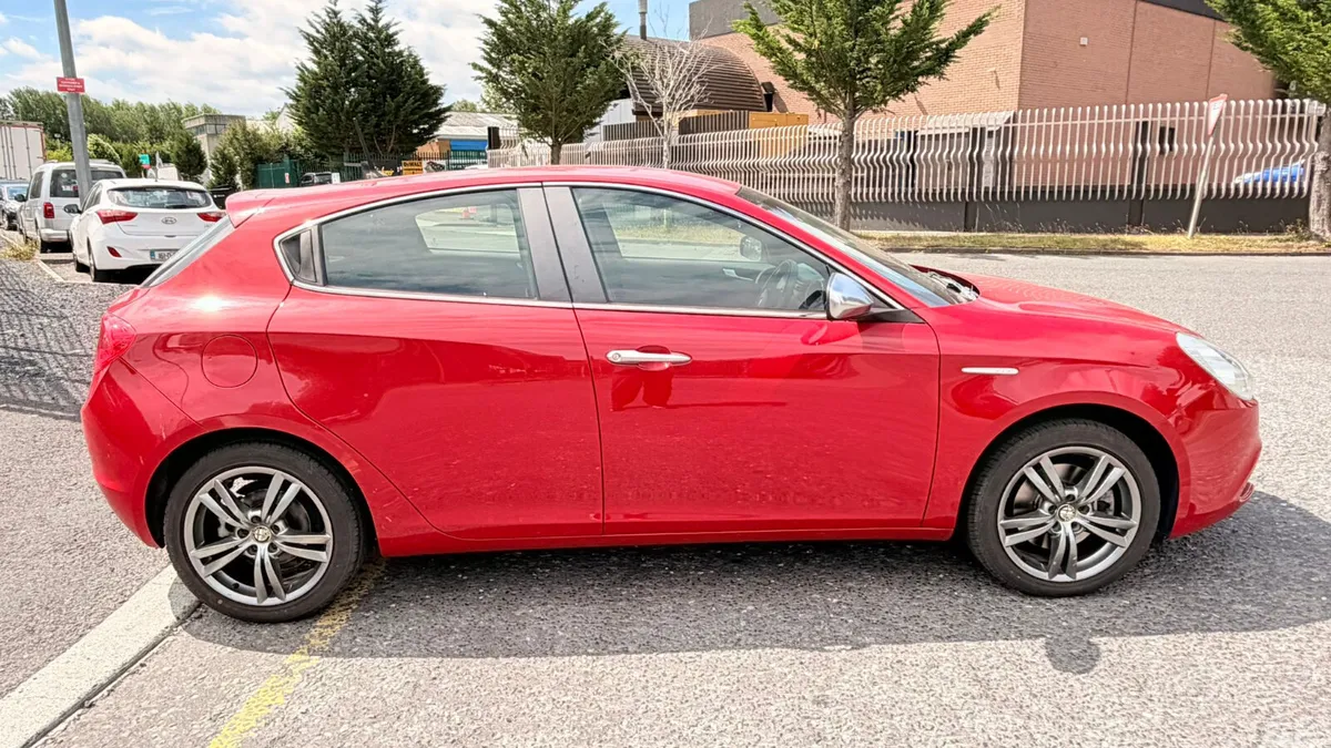 Alfa Romeo Giulietta Hatchback, Petrol, 2015, Red