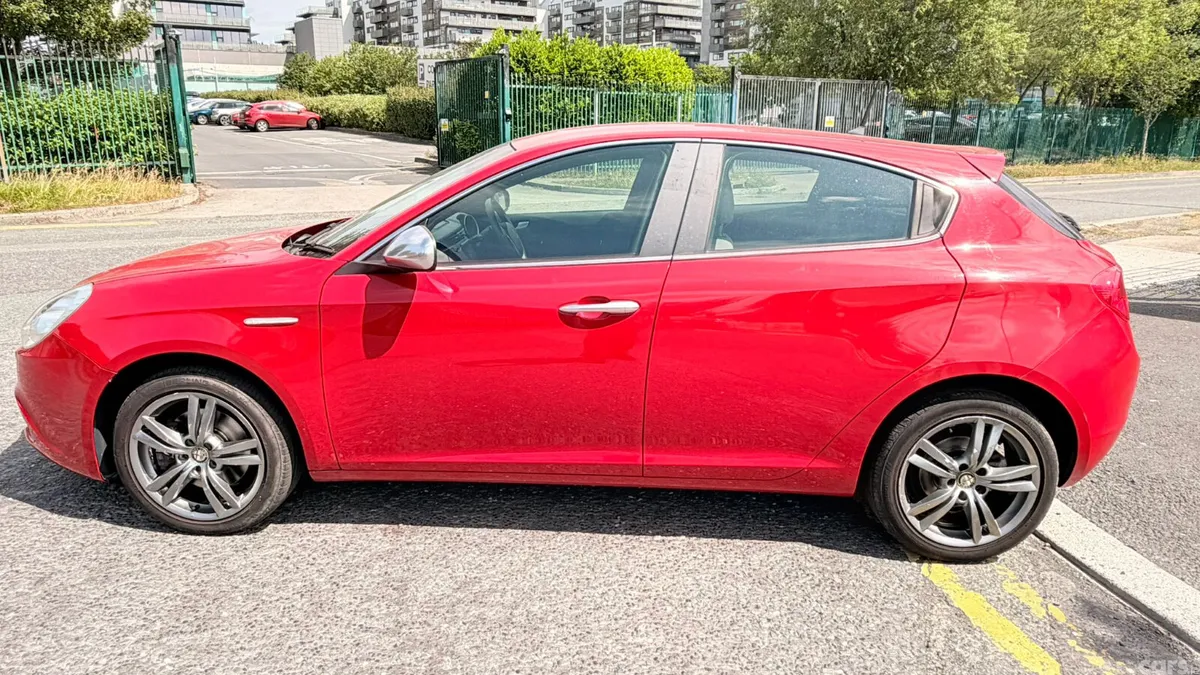 Alfa Romeo Giulietta Hatchback, Petrol, 2015, Red