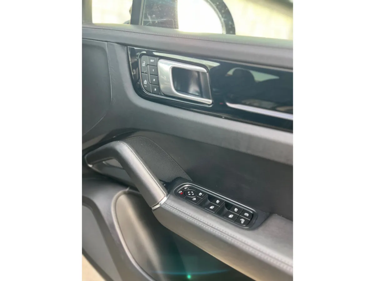 Porsche Cayenne Estate, Petrol Plug-in Hybrid, 2022, Black