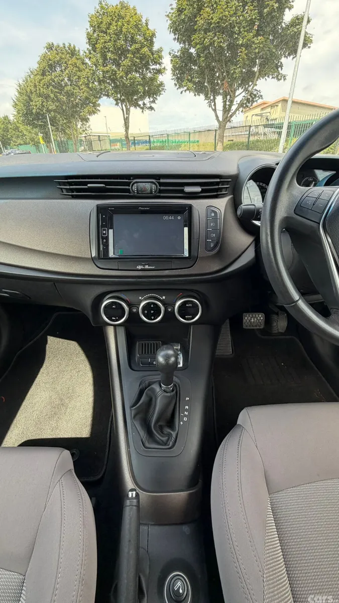 Alfa Romeo Giulietta Hatchback, Petrol, 2015, Red