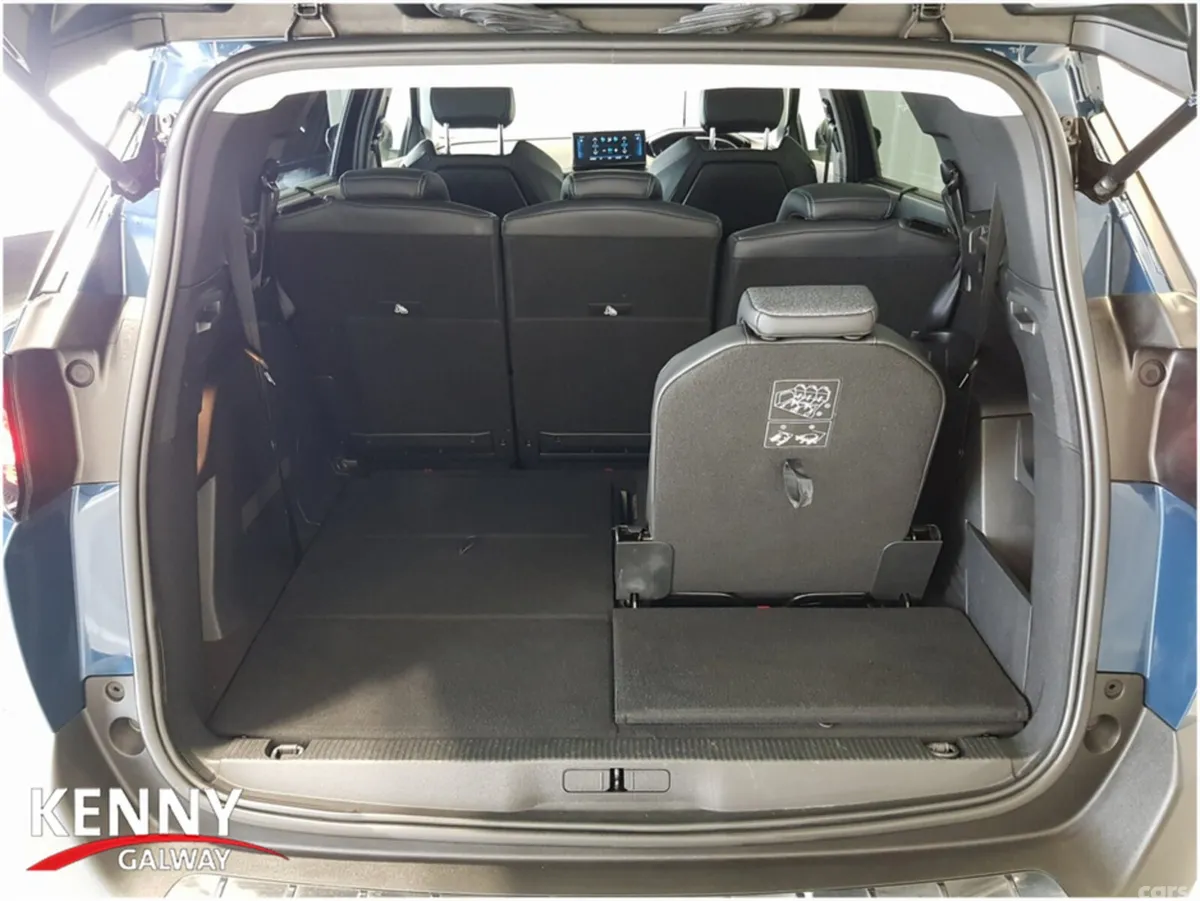Peugeot 5008 MPV, Diesel, 2022, Blue