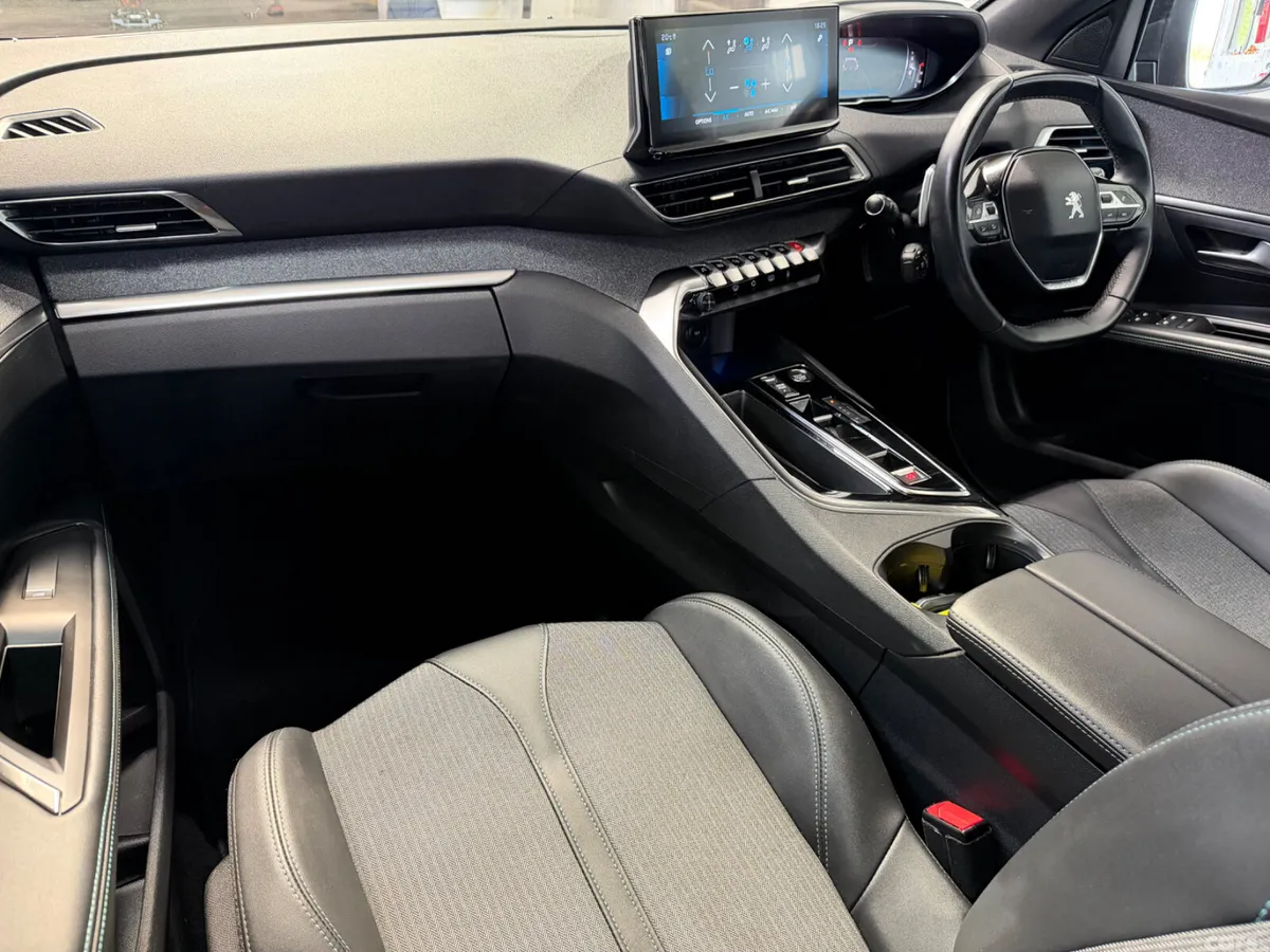 Peugeot 5008 MPV, Diesel, 2023, Grey