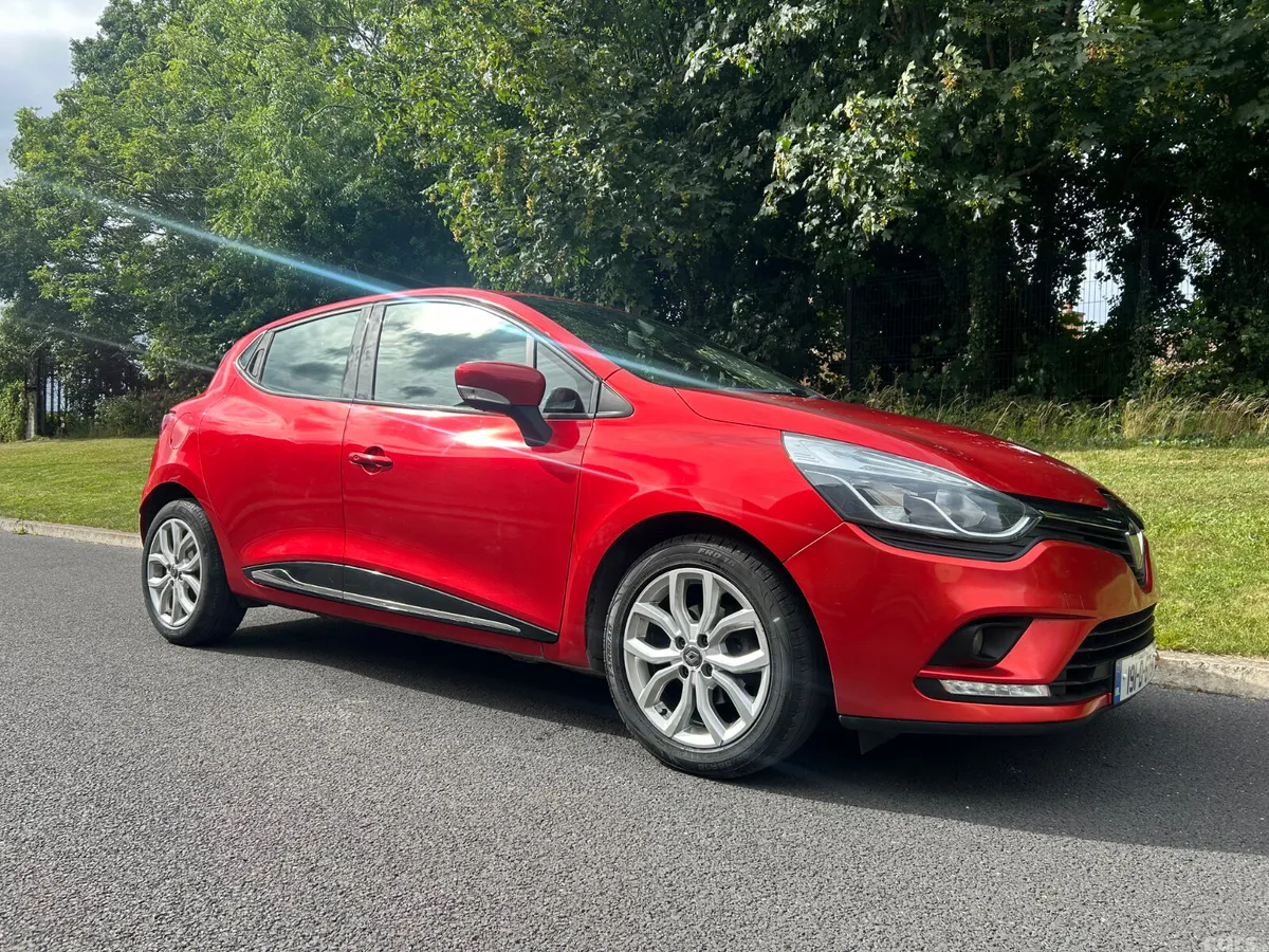 Renault Clio Hatchback, Petrol, 2019, Red