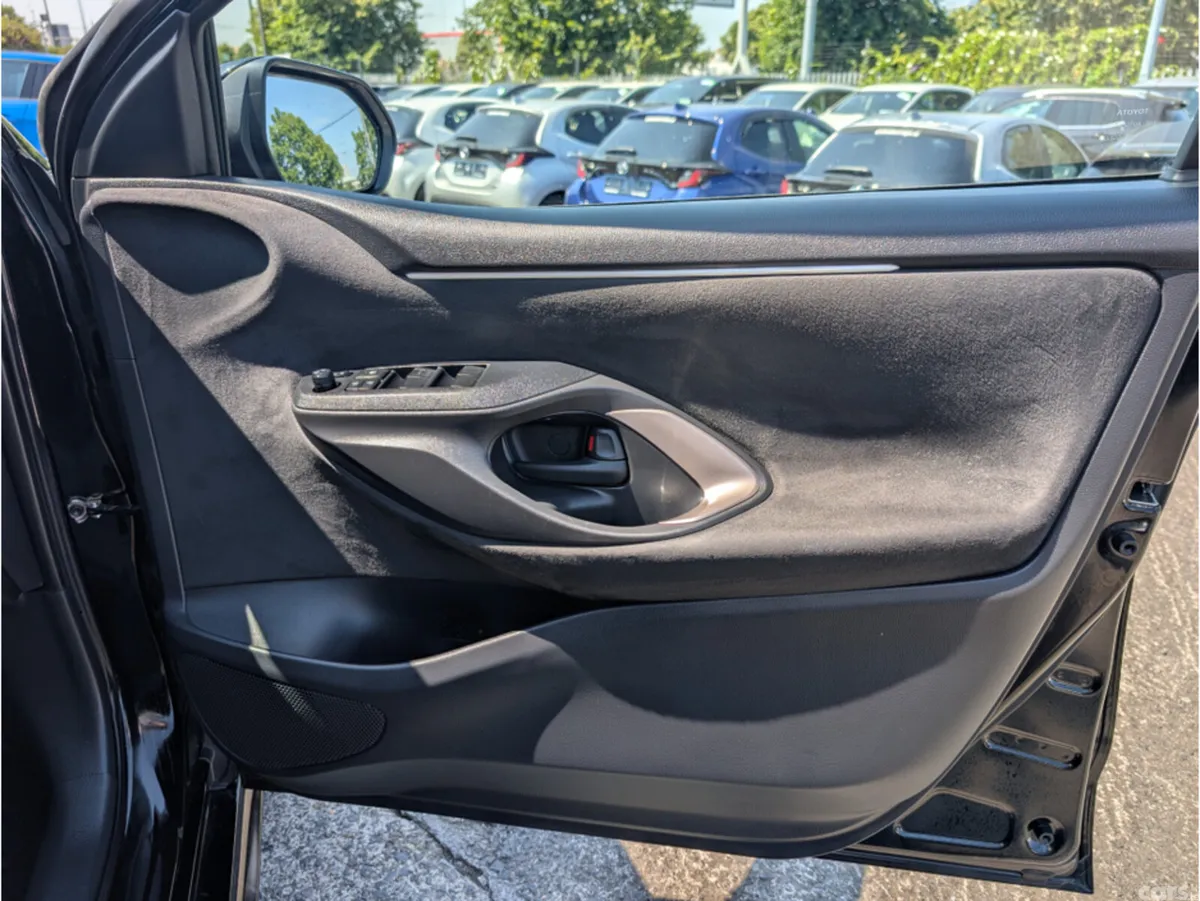 Toyota Yaris Hatchback, Petrol Hybrid, 2023, Black