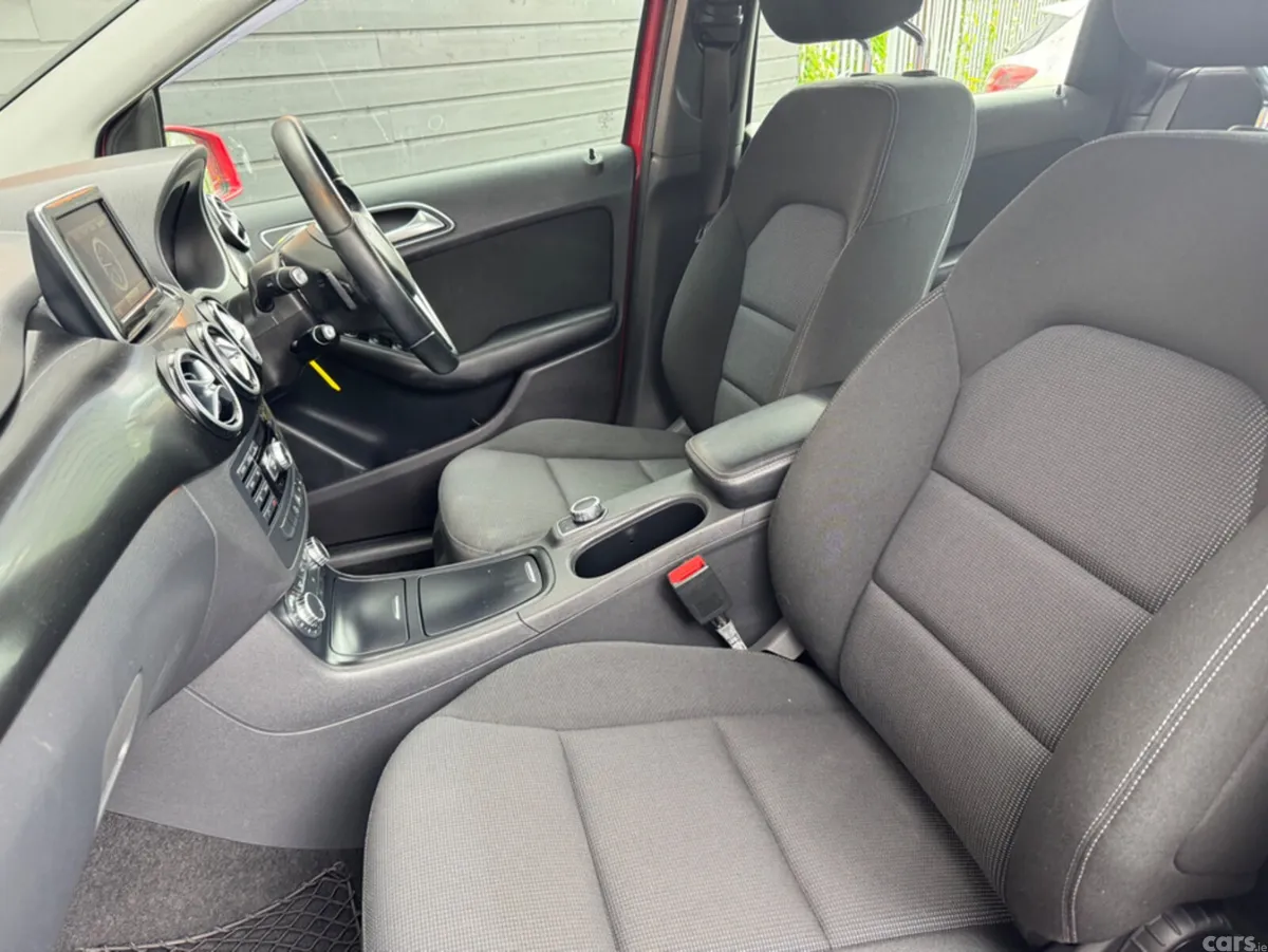 Mercedes-Benz B-Class Hatchback, Petrol, 2014, Red