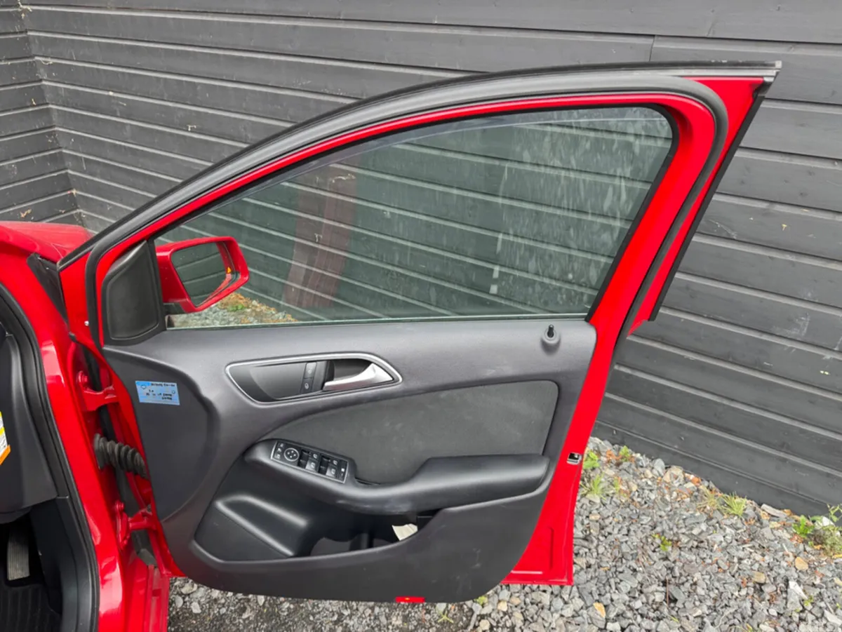 Mercedes-Benz B-Class Hatchback, Petrol, 2014, Red