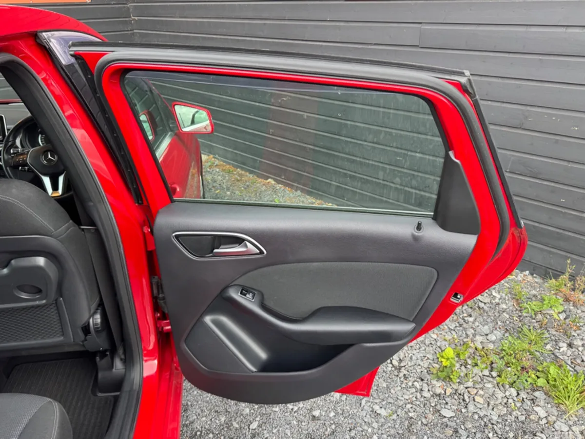 Mercedes-Benz B-Class Hatchback, Petrol, 2014, Red