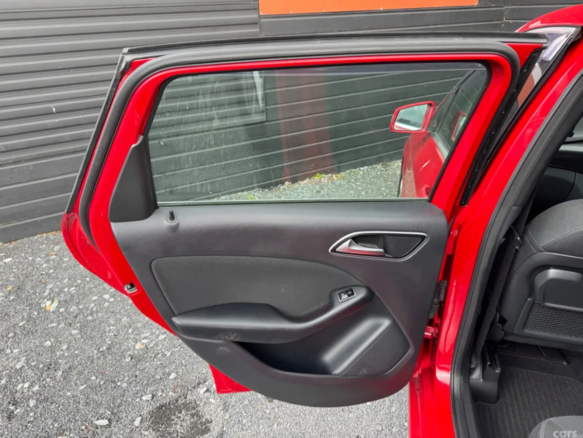 Mercedes-Benz B-Class Hatchback, Petrol, 2014, Red