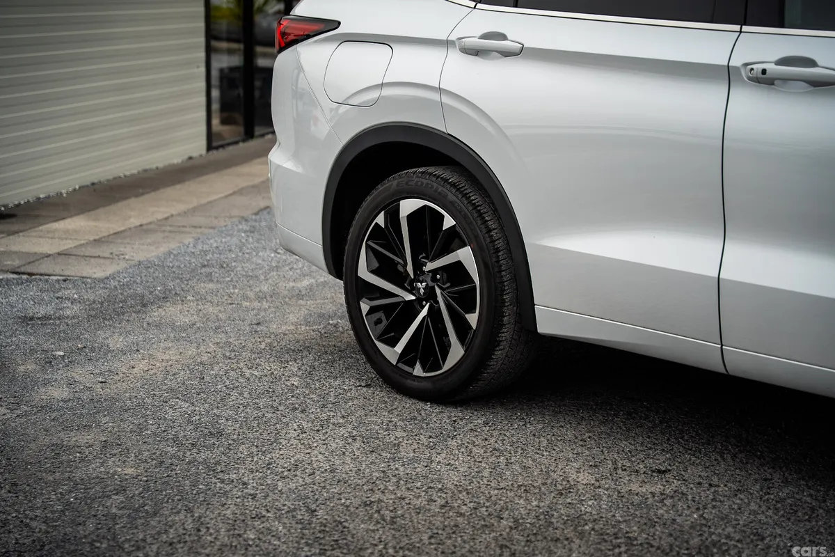 Mitsubishi Outlander SUV, Petrol Plug-in Hybrid, 2023, White