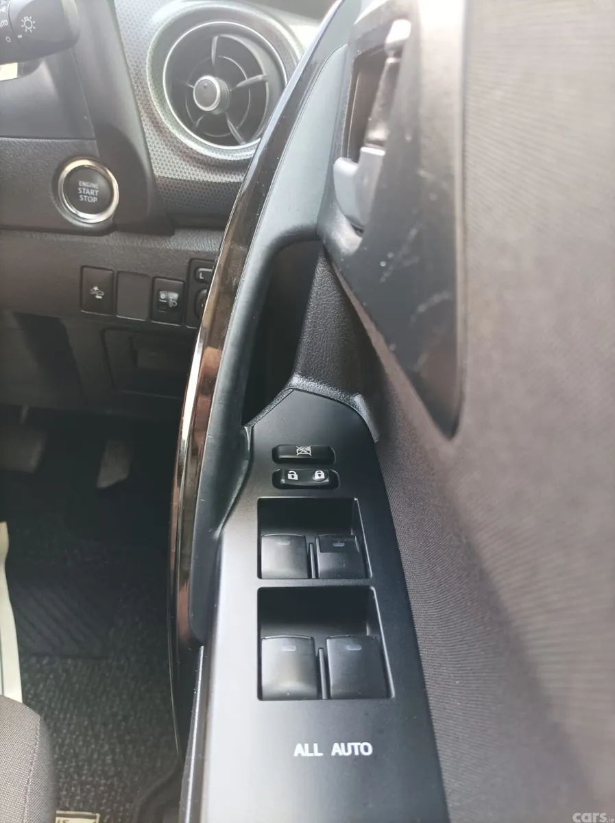 Toyota Auris Hatchback, Petrol, 2017, Red