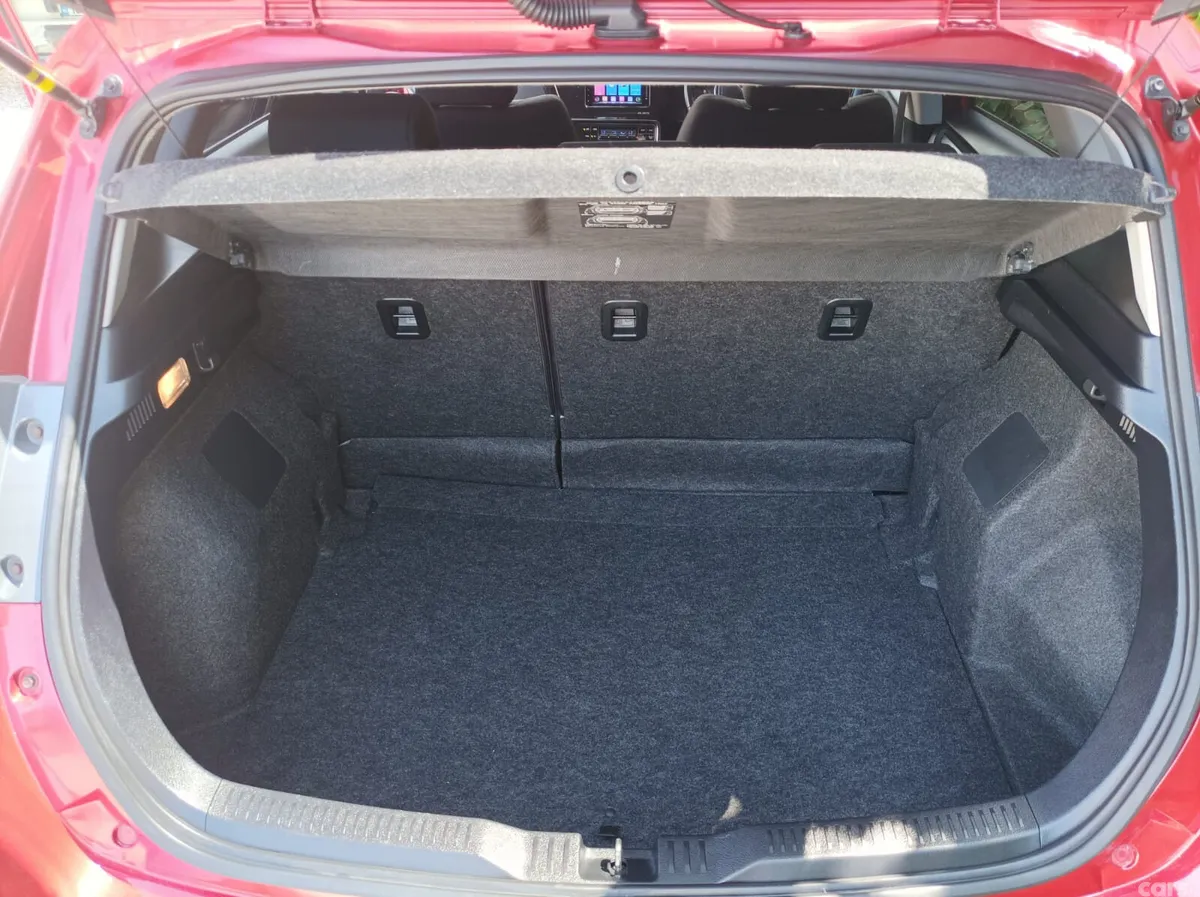 Toyota Auris Hatchback, Petrol, 2017, Red