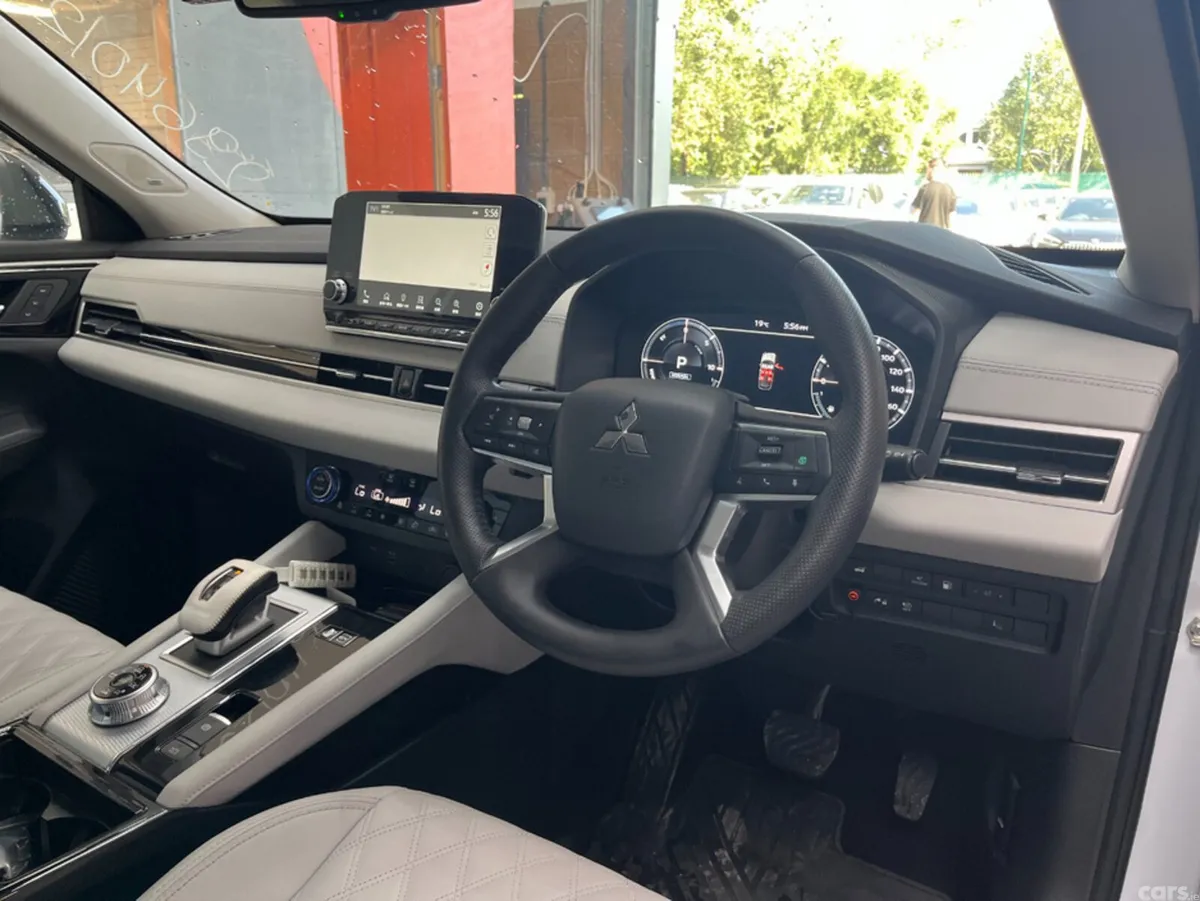 Mitsubishi Outlander SUV, Petrol Plug-in Hybrid, 2023, White