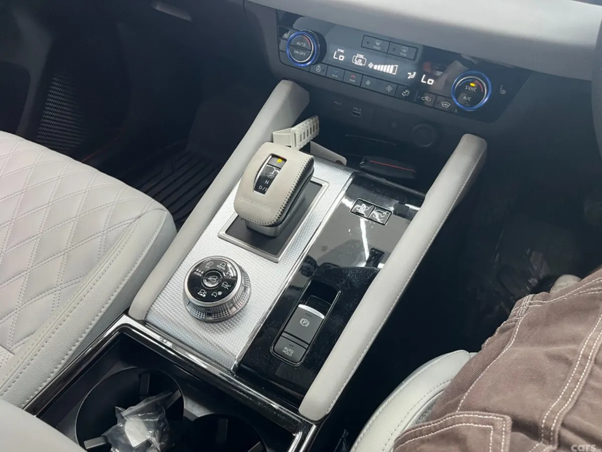 Mitsubishi Outlander SUV, Petrol Plug-in Hybrid, 2023, White