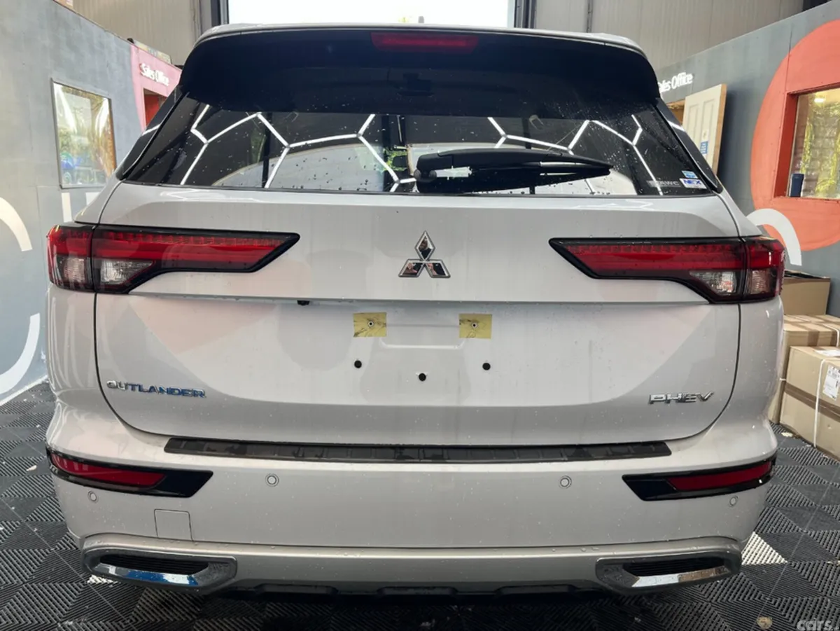 Mitsubishi Outlander SUV, Petrol Plug-in Hybrid, 2023, White