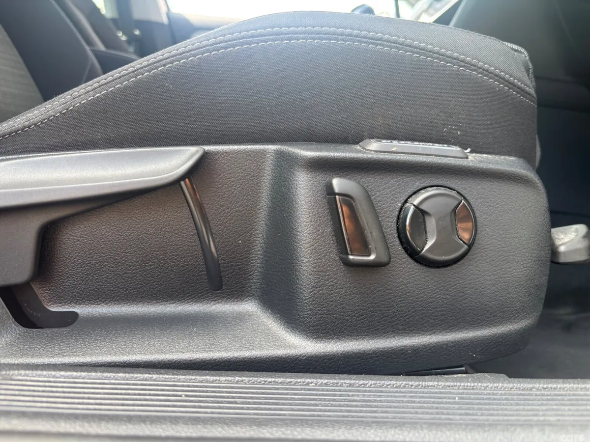 Volkswagen Passat Saloon, Diesel, 2022, Silver