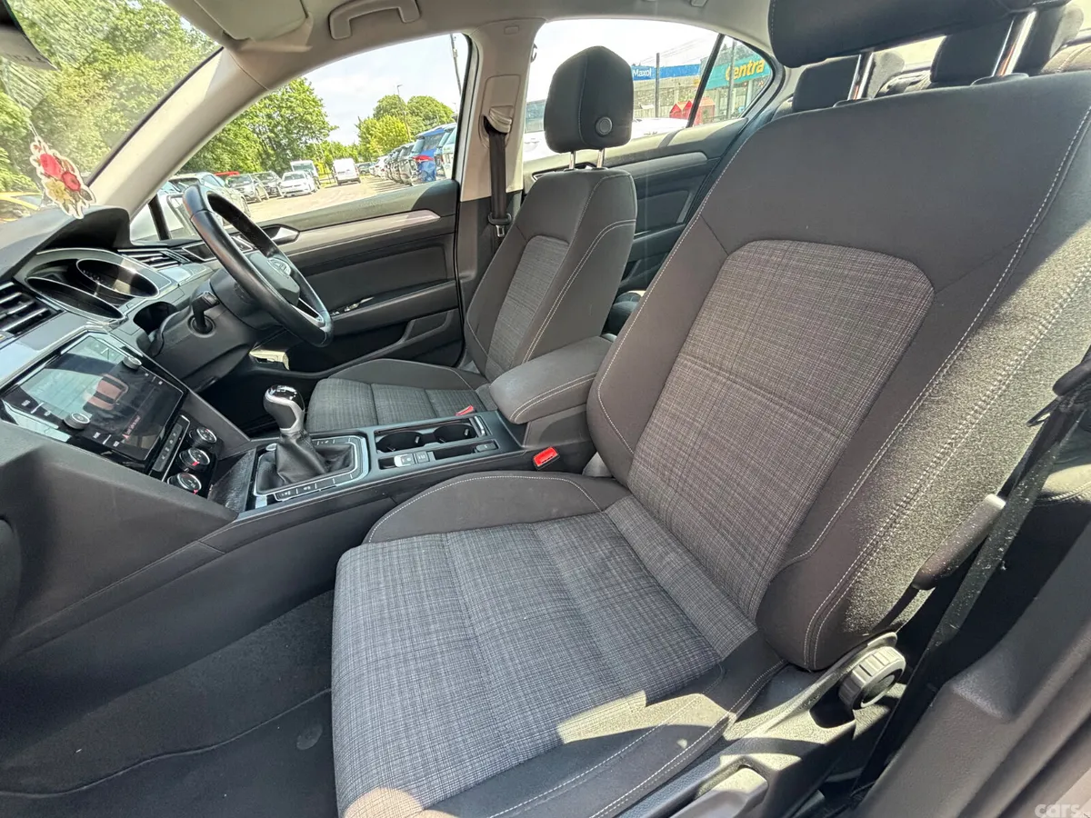 Volkswagen Passat Saloon, Diesel, 2022, Silver