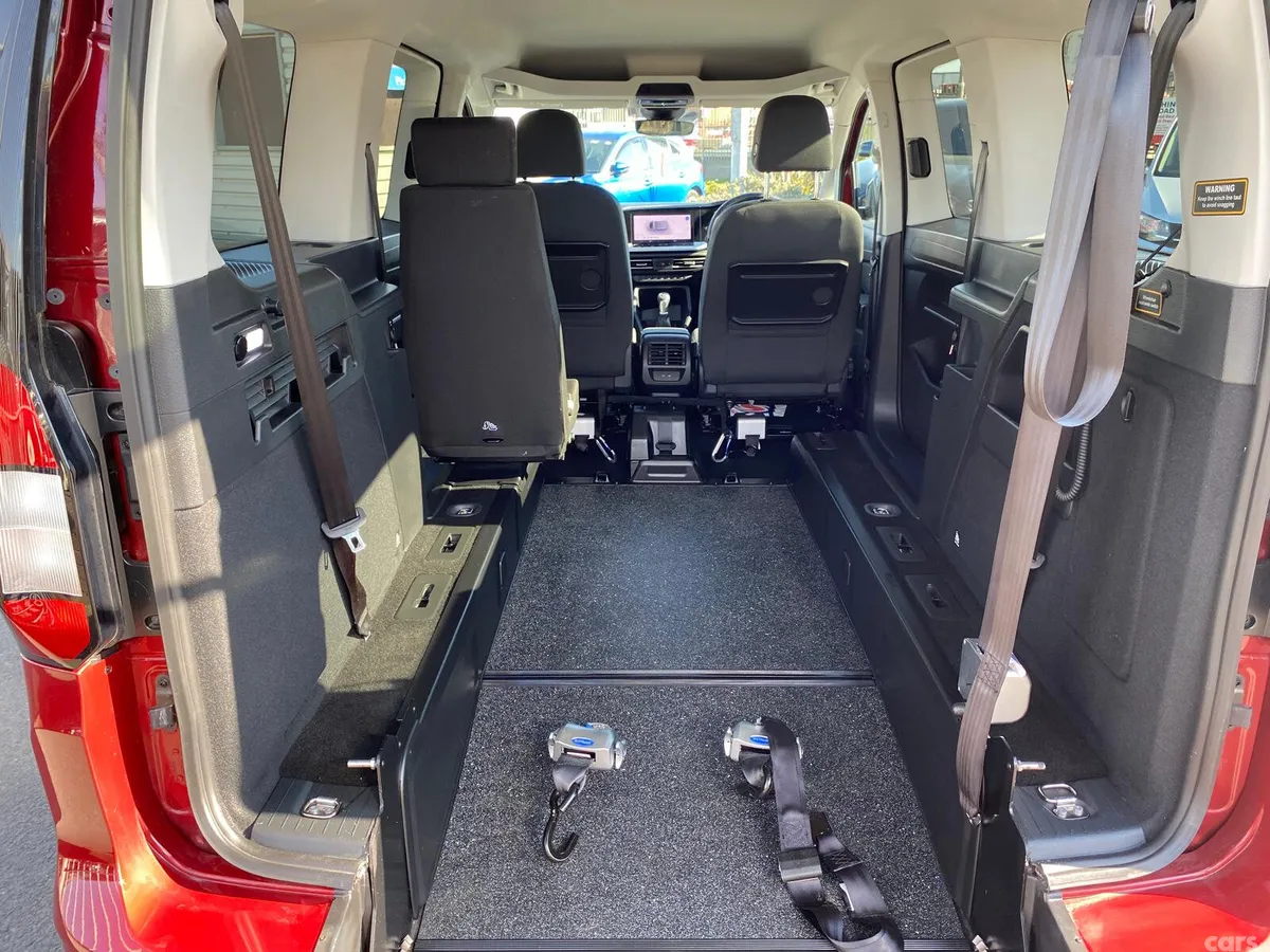 Ford Tourneo Connect MPV, Diesel, 2024, Red
