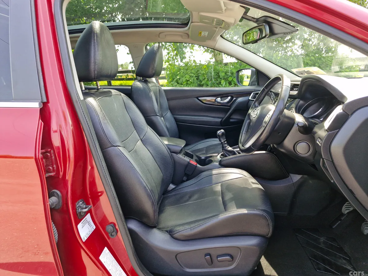 Nissan Qashqai Hatchback, Petrol, 2016, Red