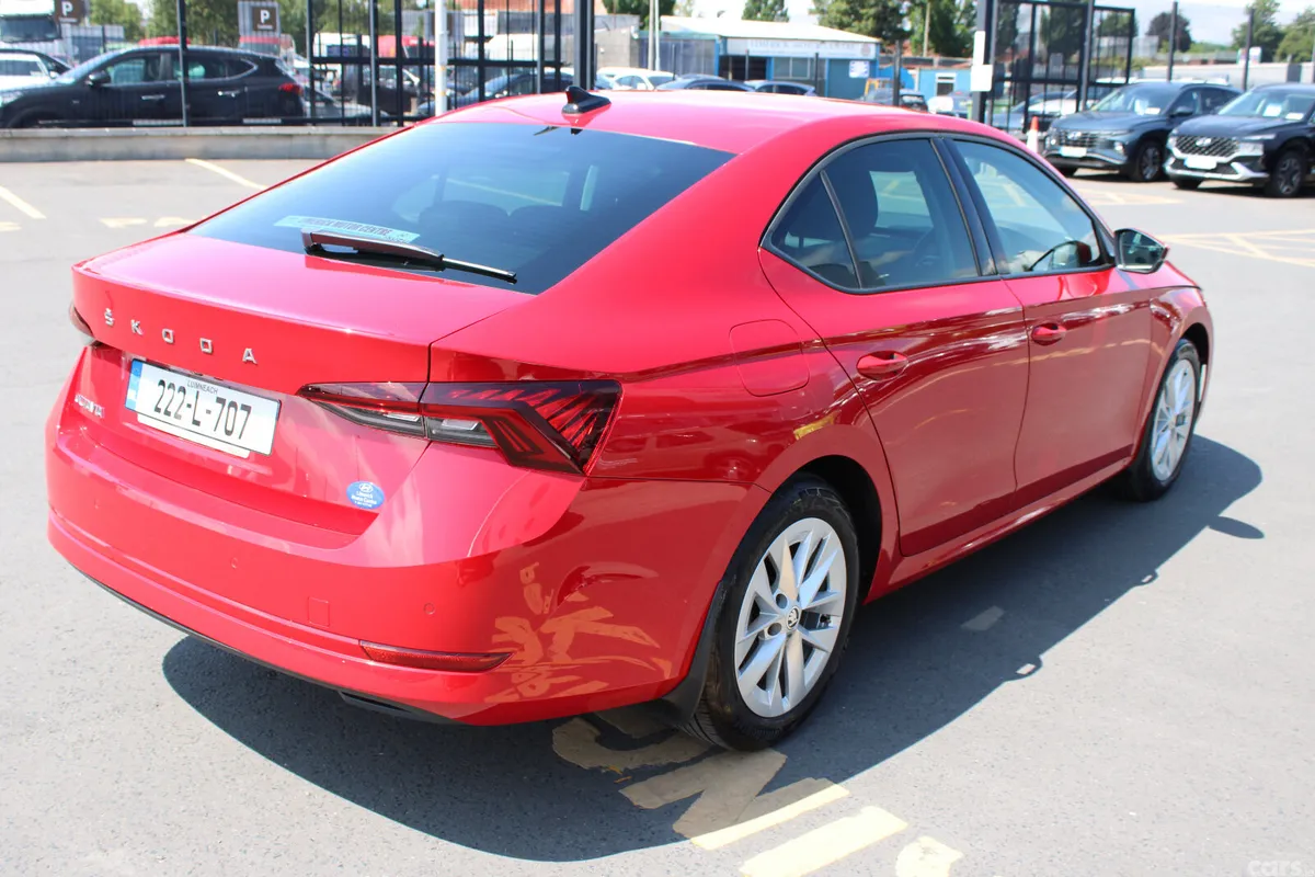 Skoda Octavia Saloon, Petrol, 2022, Red